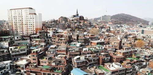 분양가상한제를 앞두고 강북 재개발 단지에서 강남 재건축 뺨치는 수주 과열 양상이 나타나고 있다. 정비사업지 분양가 상승이 집값 과열로 이어지게 되면 이 지역은 분양가상한제의 적용이 빨라질 것으로 예상된다. 용산구 한남3구역 전경.  연합뉴스